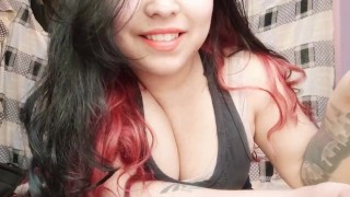 amateur juega con sus tetas con su consolador