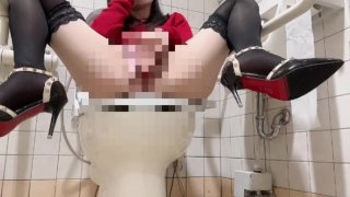 Masturbation of a HENTAI exhibitionist japanese girl who appeared in the public toilet