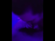 Preview 1 of Deepthroat et nous baison dans la lumière bleu. Elle Squirt, je lui viens sur ses gros seins!