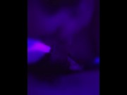 Preview 2 of Deepthroat et nous baison dans la lumière bleu. Elle Squirt, je lui viens sur ses gros seins!