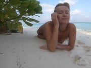 Preview 2 of Nøgen pige i sandet på havet
