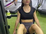 Preview 5 of Sexig tjej tränar på gymmet med sin mycket provocerande kjol