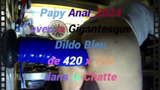 11_Anal_2024 Papy et le Gigantesque Dildo Bleu 420 x 100