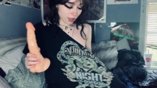 Gets an orgasm from handjob in bed
