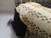 Preview 2 of زوجة الأب السعودية الجميلة عالقة في التنظيف تحت السرير - Saudi MILF Stepmom Gets Stuck Under Bed