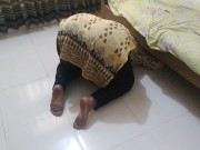 Preview 6 of زوجة الأب السعودية الجميلة عالقة في التنظيف تحت السرير - Saudi MILF Stepmom Gets Stuck Under Bed