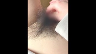 Волохата японська любителька задихається і кінчає від мастурбації пальцями♡