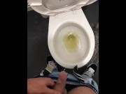 Preview 4 of Masturbacion en un baño público, tengo miedo de ser descubierto